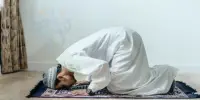 ছবি বা জুতার সামনে সিজদা করা যাবে কী ?
